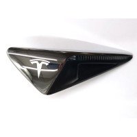 3 1125106-77-C Tesla Model 3 용 좌회전 신호 중계기 (카메라). 미국의 전기 자동차 공급 업체에서 개발 및 생산 한 혁신적인 표시기. 이들은 특수 마킹이있는 정품 Tesla 예비 부품입니다. 비디오 카메라는 전기 자동차의 온보드 시스템과 상호 작용하는 좌회전 신호 중계기의 하우징에 내장되어 있습니다. 이 부품이 손상된 경우 서비스 가능한 Tesla Model 3 부품을 구입하여 즉시 교체하는 것이 좋습니다. 그렇지 않으면 자동 조