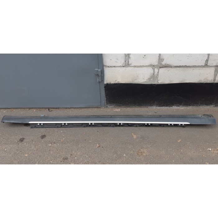 1 Door sill right rocker panel (structural) assembled with molding