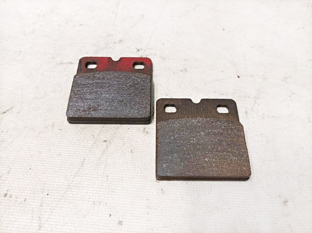 Brembo parkeringsbromsbelägg 2 st (5 mm friktionslager) Tesla modell S, modell S REST, modell X 1003460-00-D