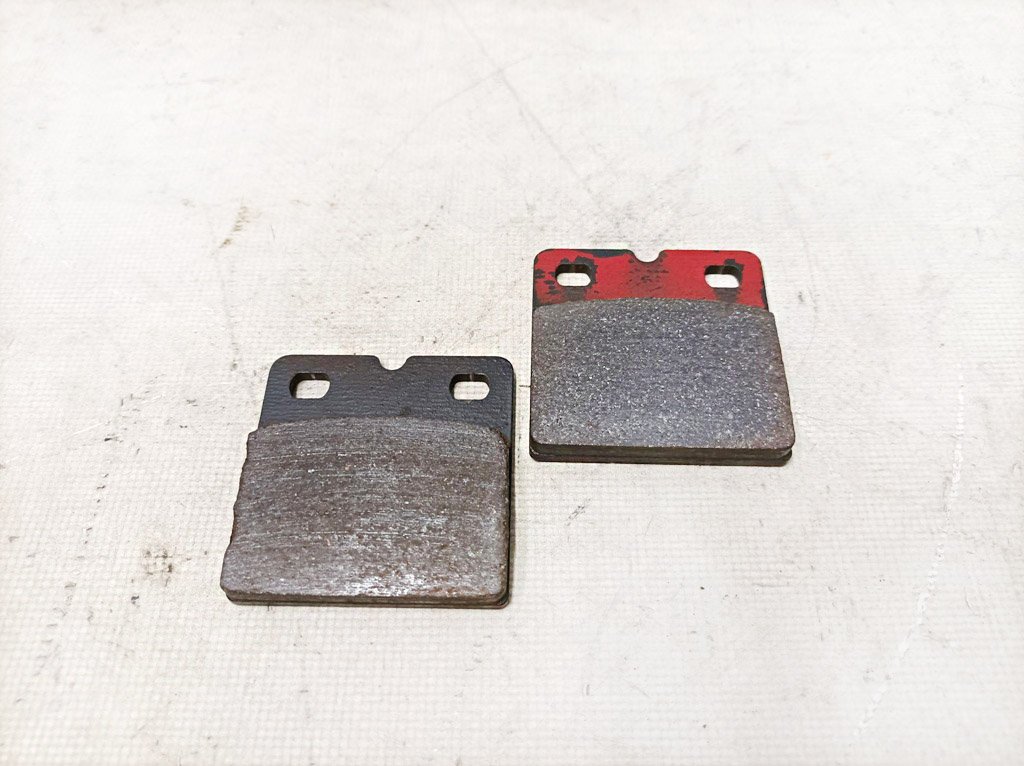 Parkeringsbromsbelägg Brembo 2 st (4 mm friktionslager) Tesla modell S, modell S REST, modell X 1003460-00-D