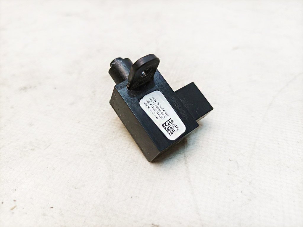 13 Innertemperaturgivare (oxiderad) Tesla modell 3 1045664-04-E