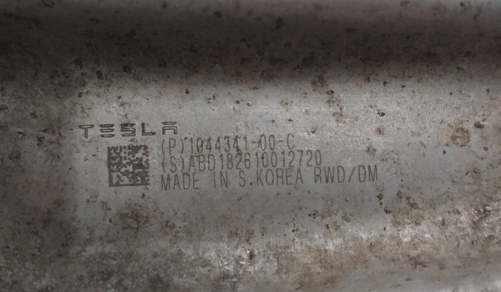 2 Palanca delantera inferior transversal izquierda derecha con daños en el silent block Tesla modelo 3 1044341-00-D