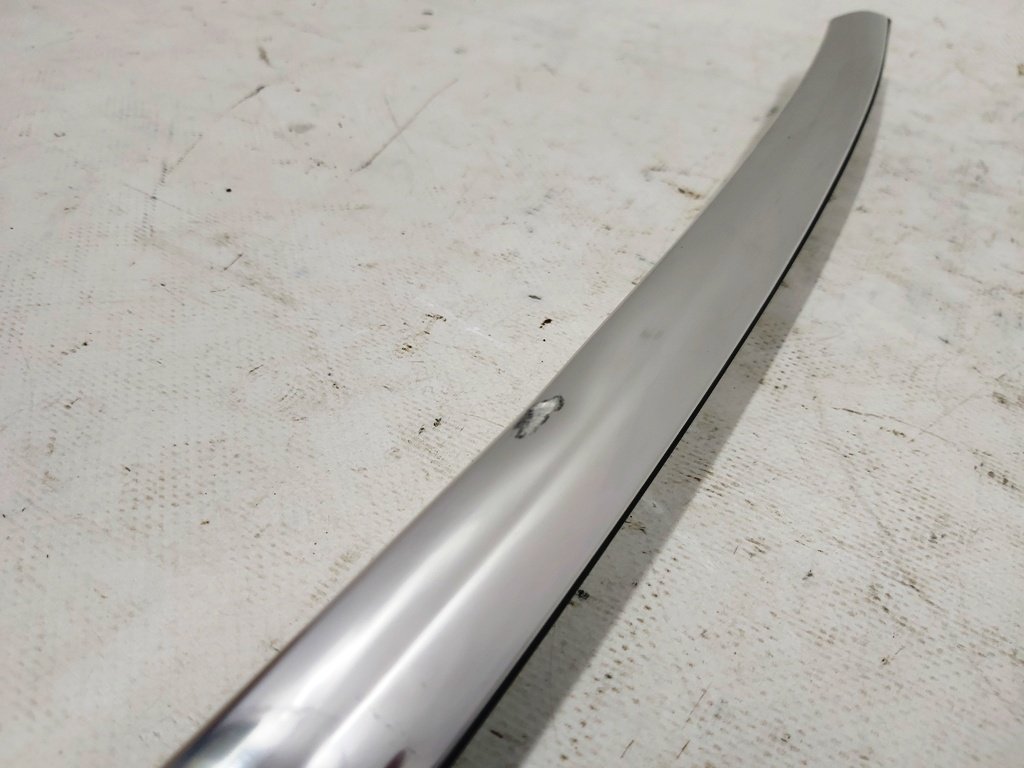 1 Sidelist venstre forkrommet metall med skade Tesla modell 3 1083519-00-D
