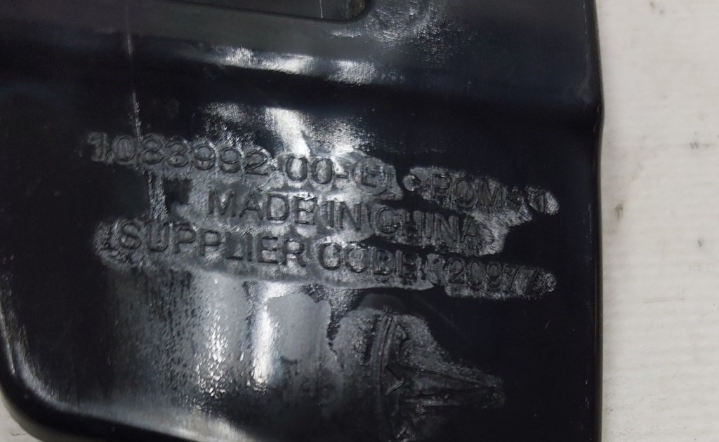 7 Befestigungsarm einer Laterne hinten links Tesla Modell 3 1083992-00-D