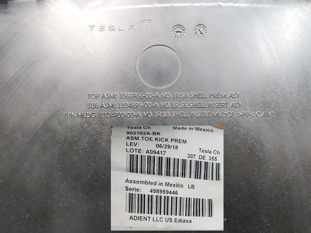1 Krycí překryv na opěradlo zadních sedadel 1. řady POUŽITÉ Tesla Model 3, Model Y 1088966-00-D