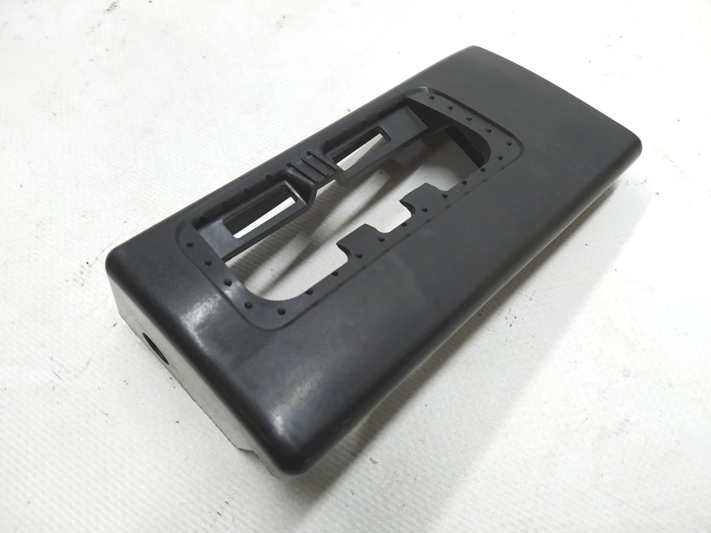18 特斯拉 Model 3 第二排装饰安全带装饰支架 1103759-00-D