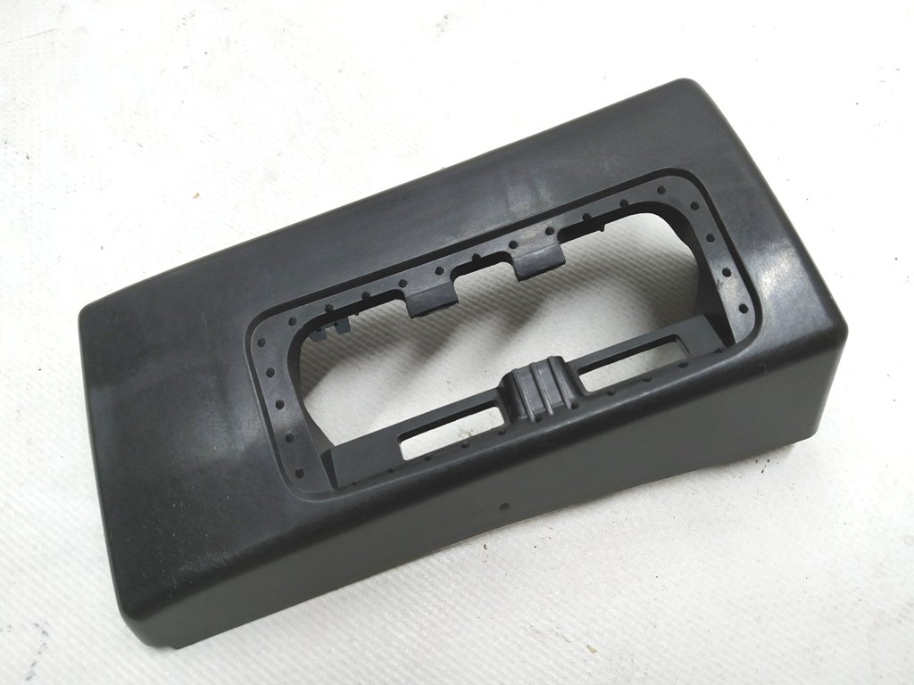 18 特斯拉 Model 3 第二排装饰安全带装饰支架 1103759-00-D