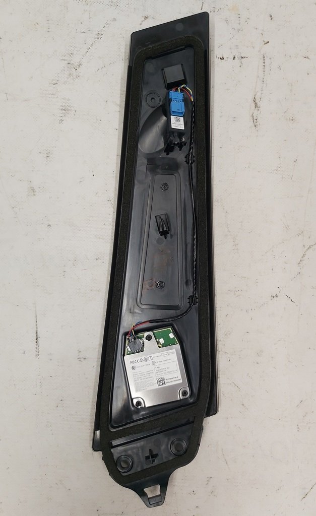 7 1109255-90-F Ytterdeksel med kamera for B-stolpen (glass), høyre, på en Tesla Model 3. Laget på fabrikken til en kjent produsent av elektriske biler fra USA. Det er et viktig element som utfører både dekorative oppgaver og tekniske funksjoner. Har et in
