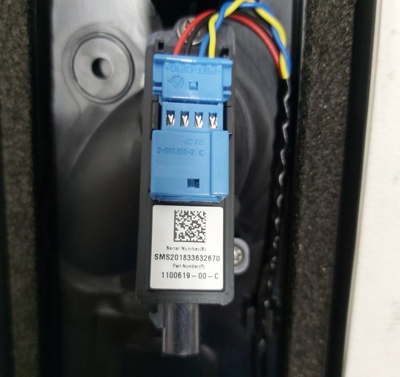 7 1109255-90-F Ytterdeksel med kamera for B-stolpen (glass), høyre, på en Tesla Model 3. Laget på fabrikken til en kjent produsent av elektriske biler fra USA. Det er et viktig element som utfører både dekorative oppgaver og tekniske funksjoner. Har et in
