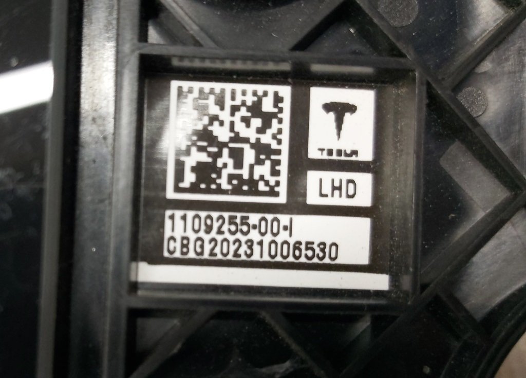 7 1109255-90-F Ytterdeksel med kamera for B-stolpen (glass), høyre, på en Tesla Model 3. Laget på fabrikken til en kjent produsent av elektriske biler fra USA. Det er et viktig element som utfører både dekorative oppgaver og tekniske funksjoner. Har et in
