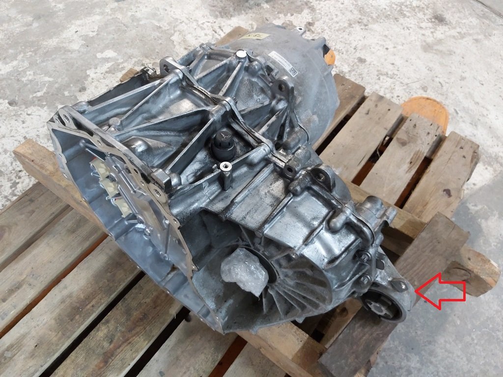 1 Zadní motor 3DU nízký proud bez výměníku tepla, střídače, olejového filtru, čerpadla, armatury Tesla Model 3, Model Y 112090-J