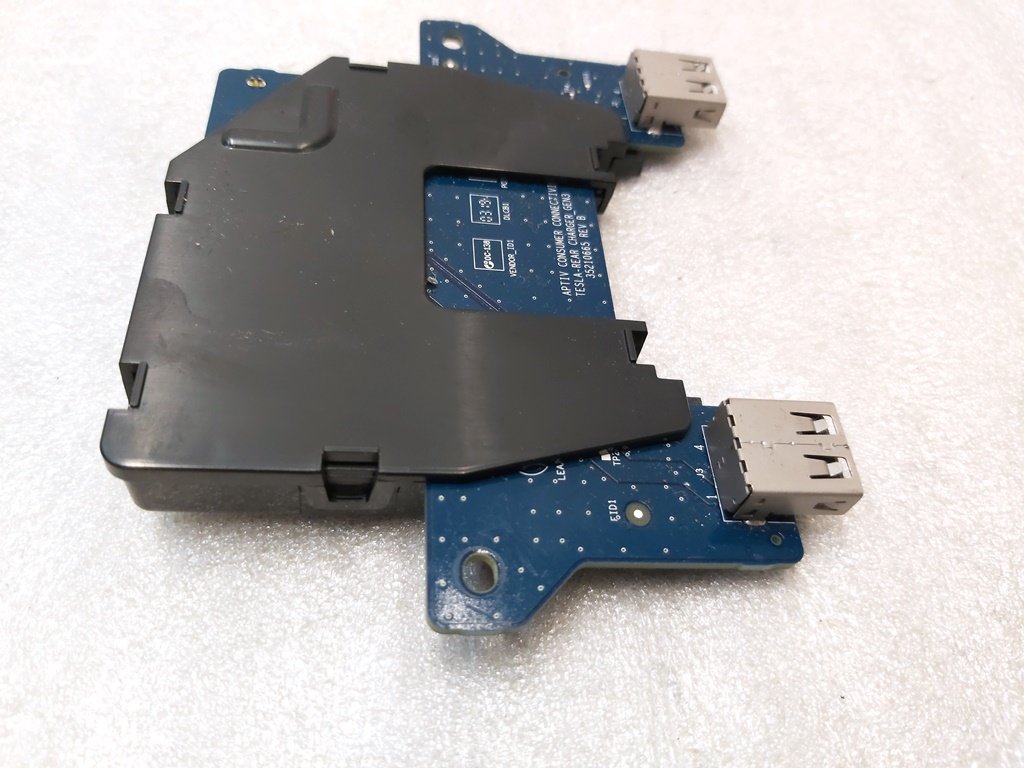 USBハブセントラルコンソールリアジェン3Rev B Tesla Model 3 1546129-00-D