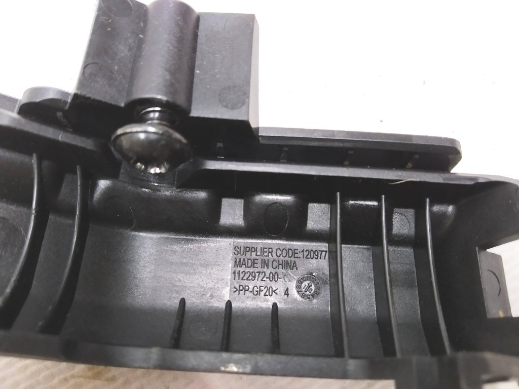 9 特斯拉 Model 3 右侧第二排靠背锁盖支架 1099926-00-A