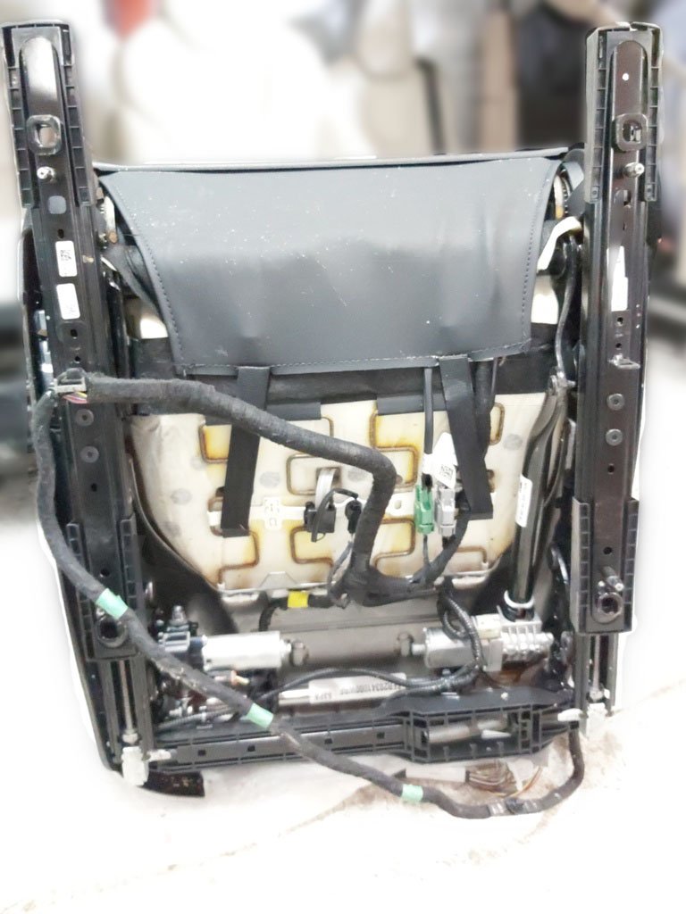 1 Driver's seat assembly with damage PRM PUR BLK Tesla model 3 7654322-01-C