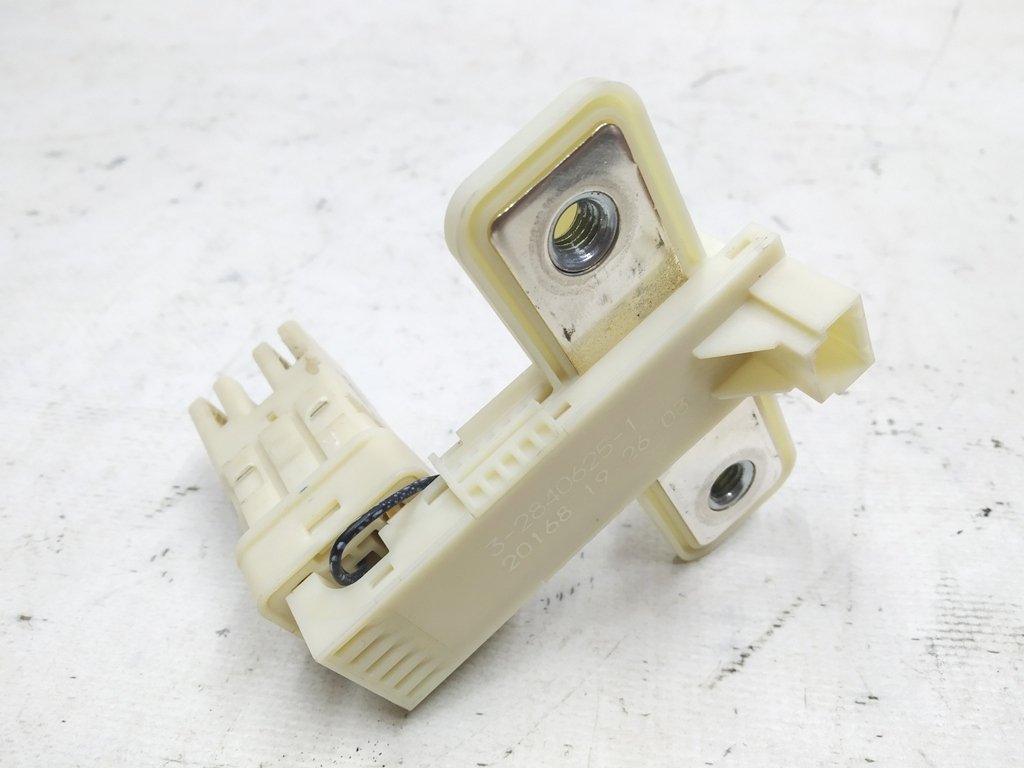 Main battery high voltage connector defective Tesla model 3 3-2840625-1