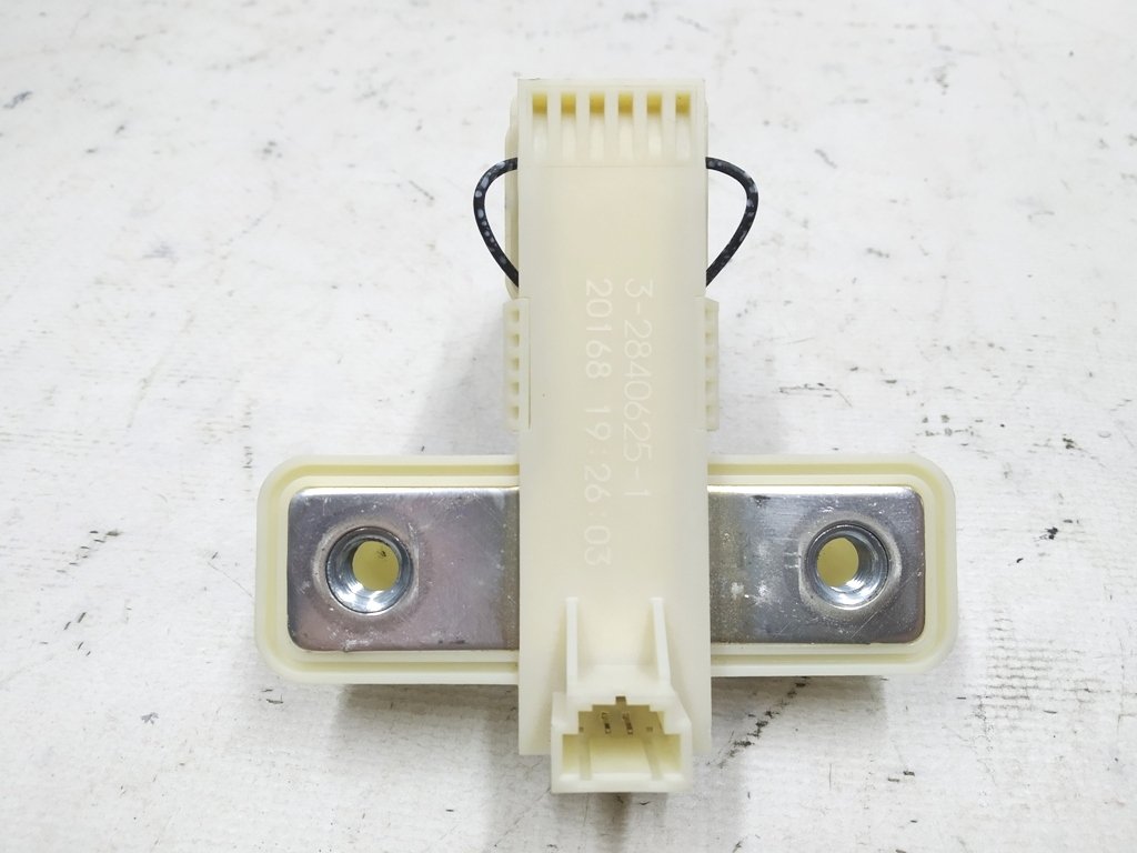 Main battery high voltage connector defective Tesla model 3 3-2840625-1