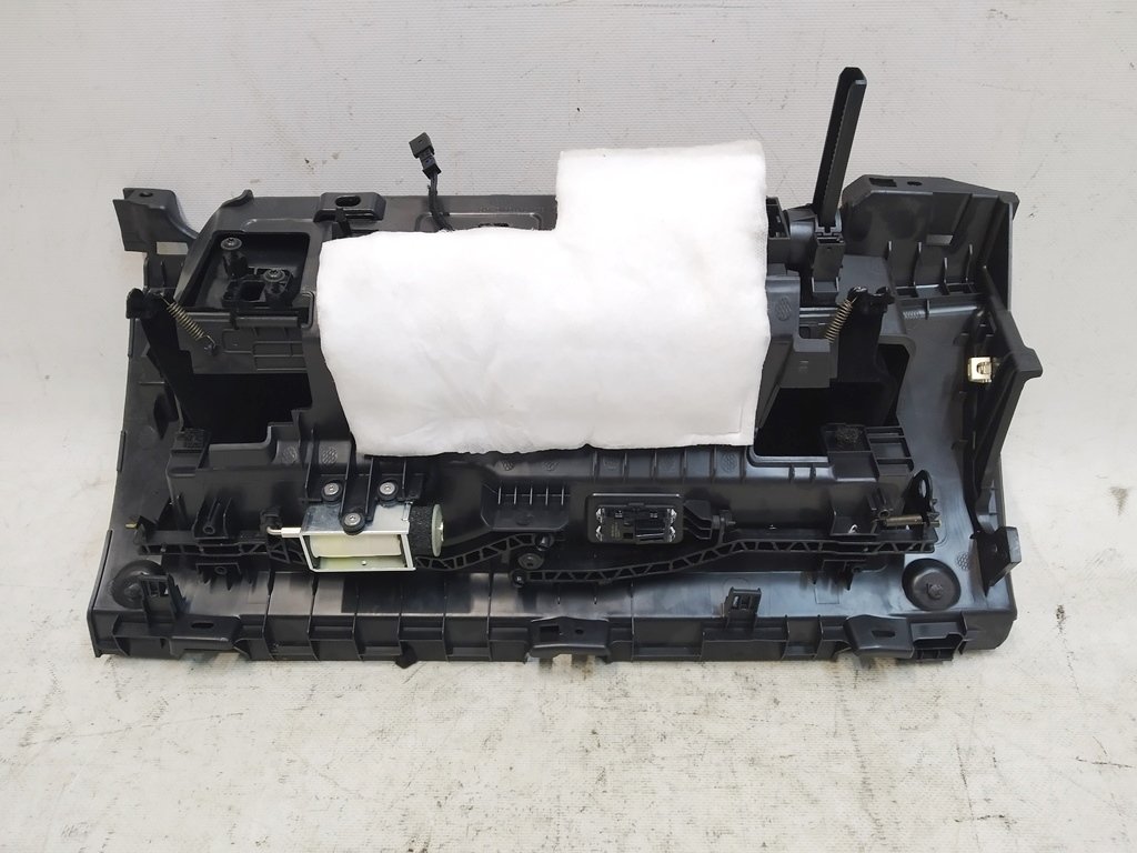 4 Бардачок (ящик для рукавичок) BLK BASE з пошкодженням Tesla model 3, model Y 1083340-00-H