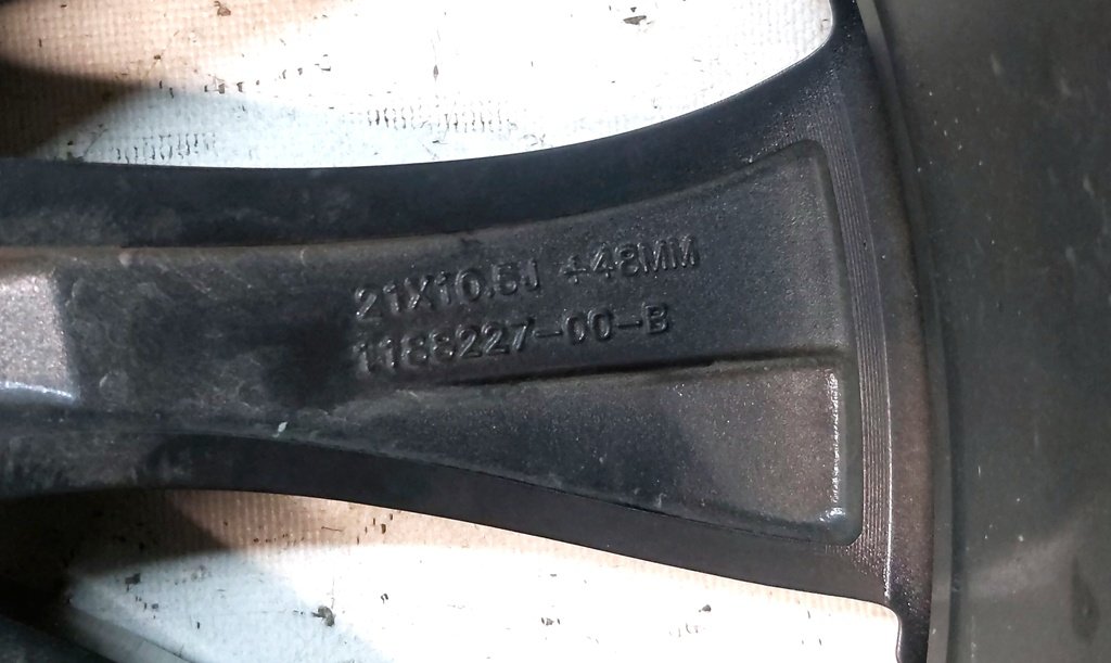 7 Disk kola 21X10.5J ET48, SATIN CHARCOAL s poškozením Tesla model Y 3488227-00-A