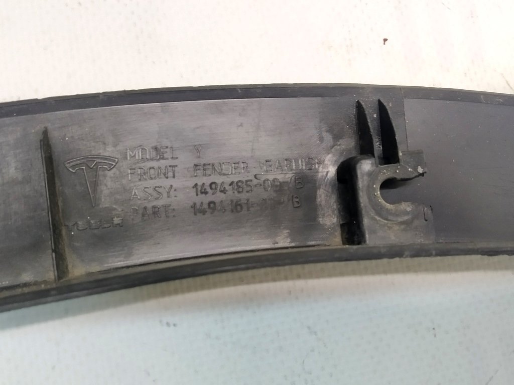 8 Kunststof spatbordbekleding linksvoor Tesla Model Y 1494185-00-C