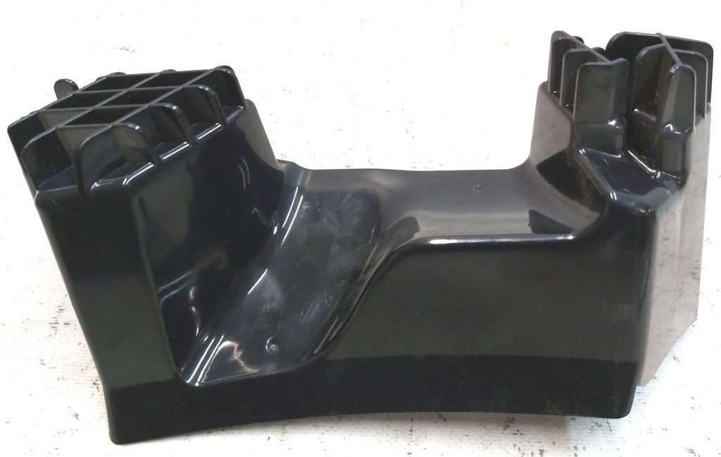 7 Základna krytu sloupku C vlevo dole Tesla model Y 1494625-00-C