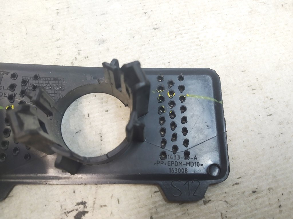 6 Rear fascia S12 PA retainer Tesla Model Y 1501433-00-A