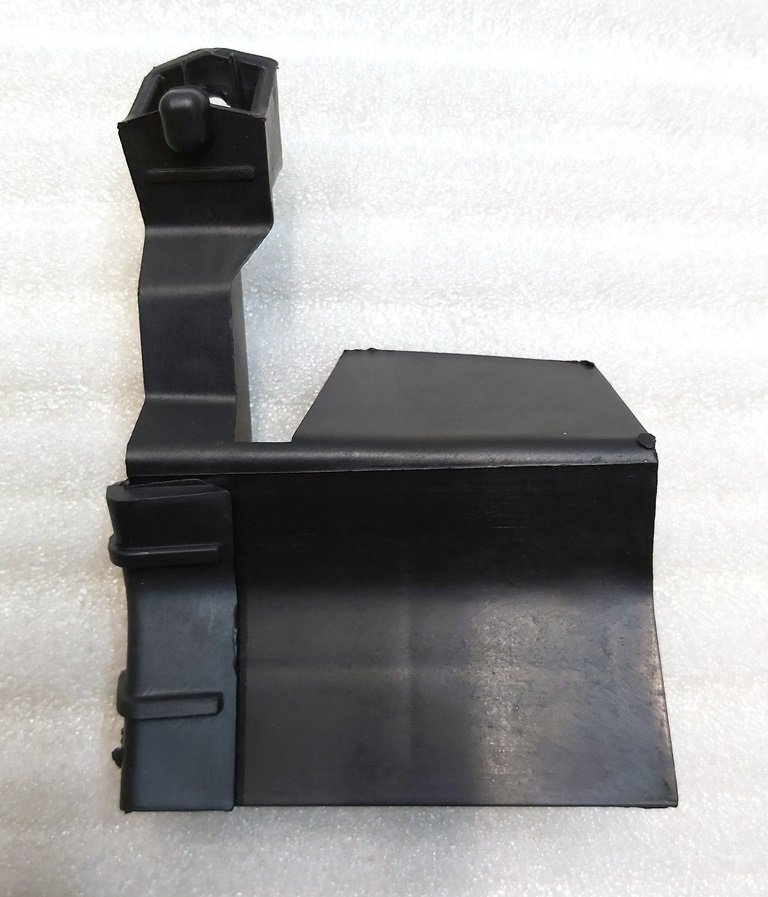 12 Terskel trimbrakett venstre Tesla Model Y 1555376-00-C