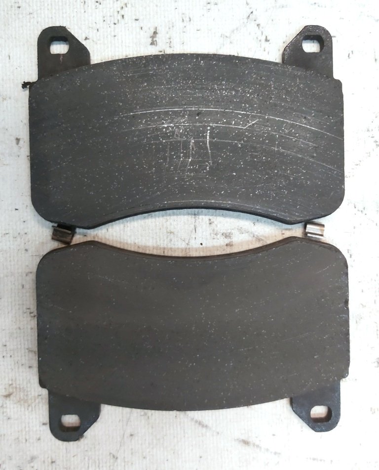 7 Bremsbeläge vorne (Satz mit 2 Stück) BASE Tesla Modell Y 8008243-00-B