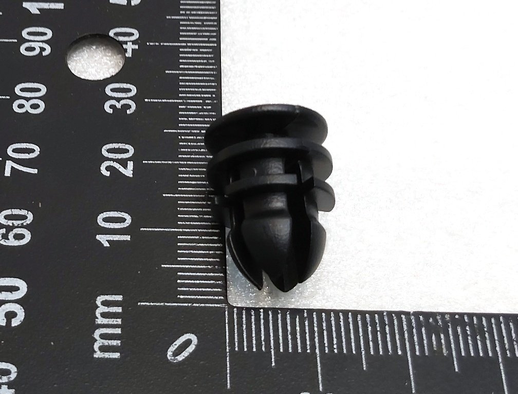 22 Klips do mocowania komory silnika plastik 8X2.5 CZARNY Tesla Model S REST, Model X 1038222-00-A