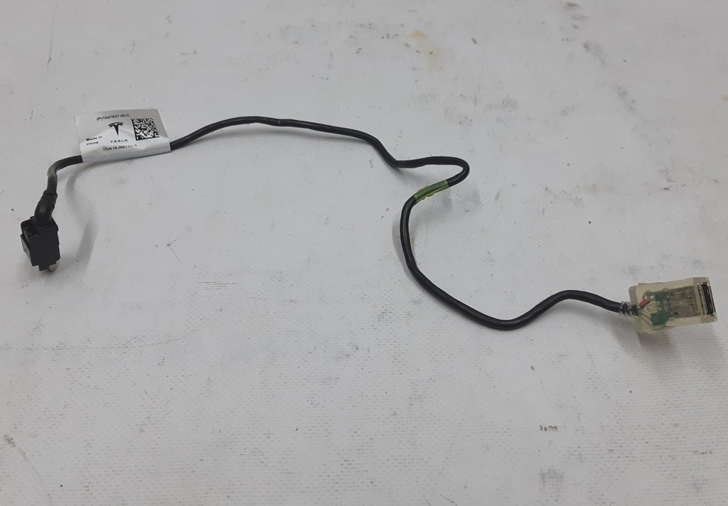 1047537-00-C Przedłużacz USB konsoli środkowej dla 2. rzędu siedzeń Tesla model XS REST 1047537-00-C