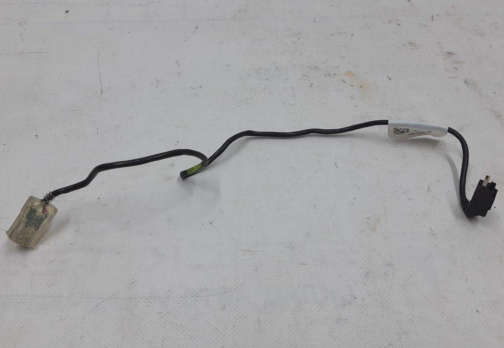 1047537-00-C Przedłużacz USB konsoli środkowej dla 2. rzędu siedzeń Tesla model XS REST 1047537-00-C
