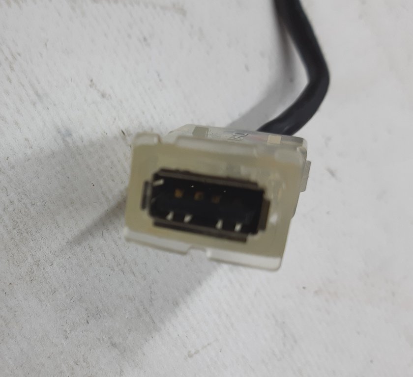 1047537-00-C Przedłużacz USB konsoli środkowej dla 2. rzędu siedzeń Tesla model XS REST 1047537-00-C