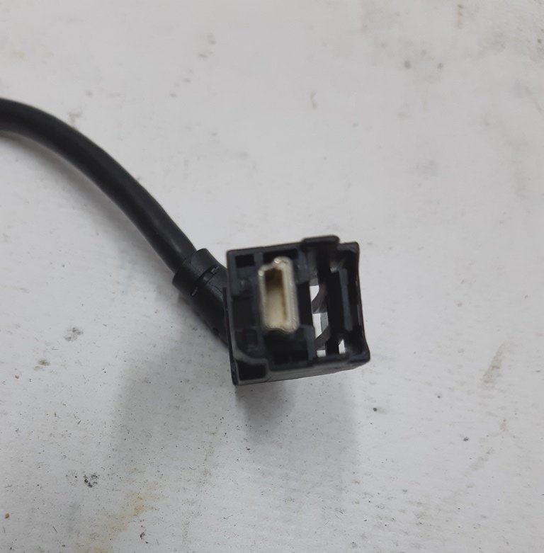 1047537-00-C Przedłużacz USB konsoli środkowej dla 2. rzędu siedzeń Tesla model XS REST 1047537-00-C