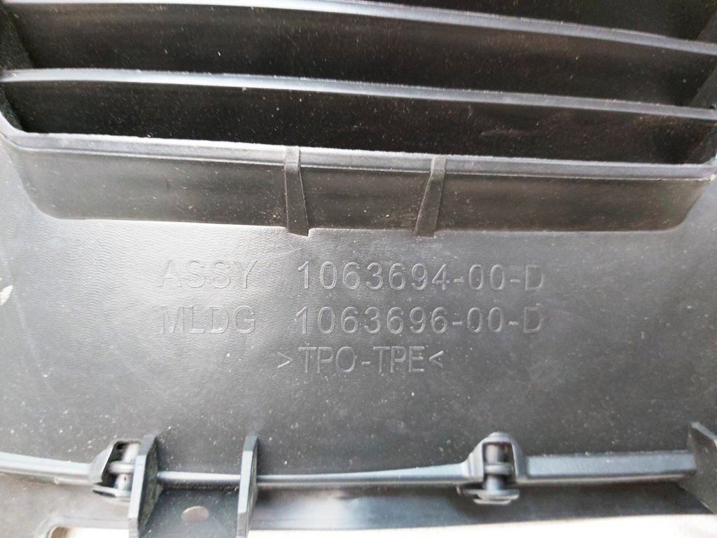 2 Tuleja błotnika przedniego prawego AWD Tesla model S REST 1063694-00-D