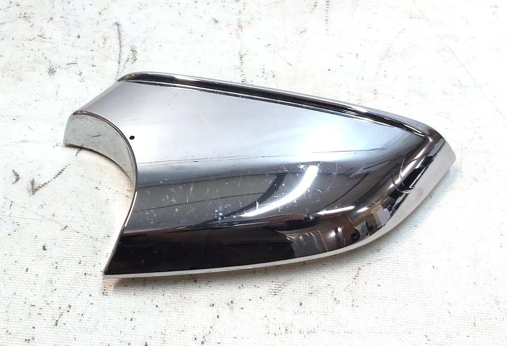 3 Vnější pravý spodní kryt zrcátka chrom s poškozením Tesla model S, model S REST 1041318-00