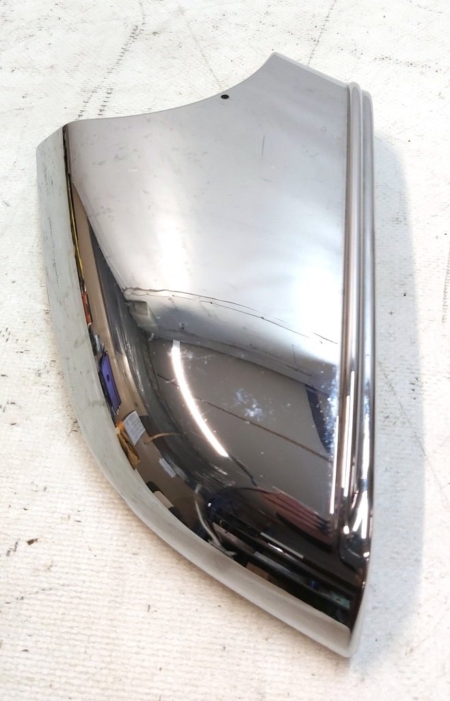 3 Vnější pravý spodní kryt zrcátka chrom s poškozením Tesla model S, model S REST 1041318-00
