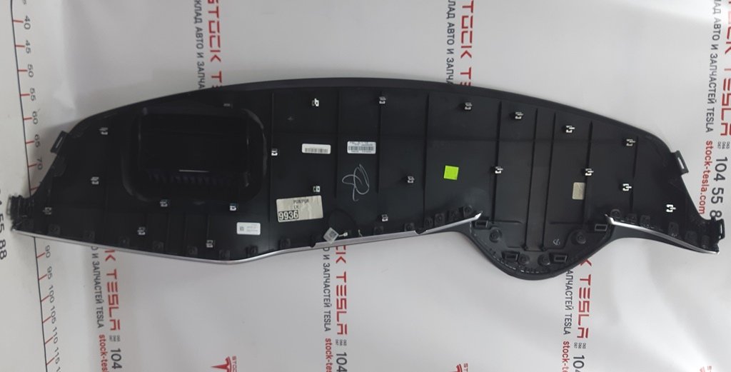 8 1002254-05-G Torpedo Panel (pelle artificiale nera) PUR / PUR BLK per Tesla Model S. Un componente importante degli interni di un'auto dagli Stati Uniti d'America. Svolge sia una funzione decorativa che pratica. Il pannello centrale (siluro) del