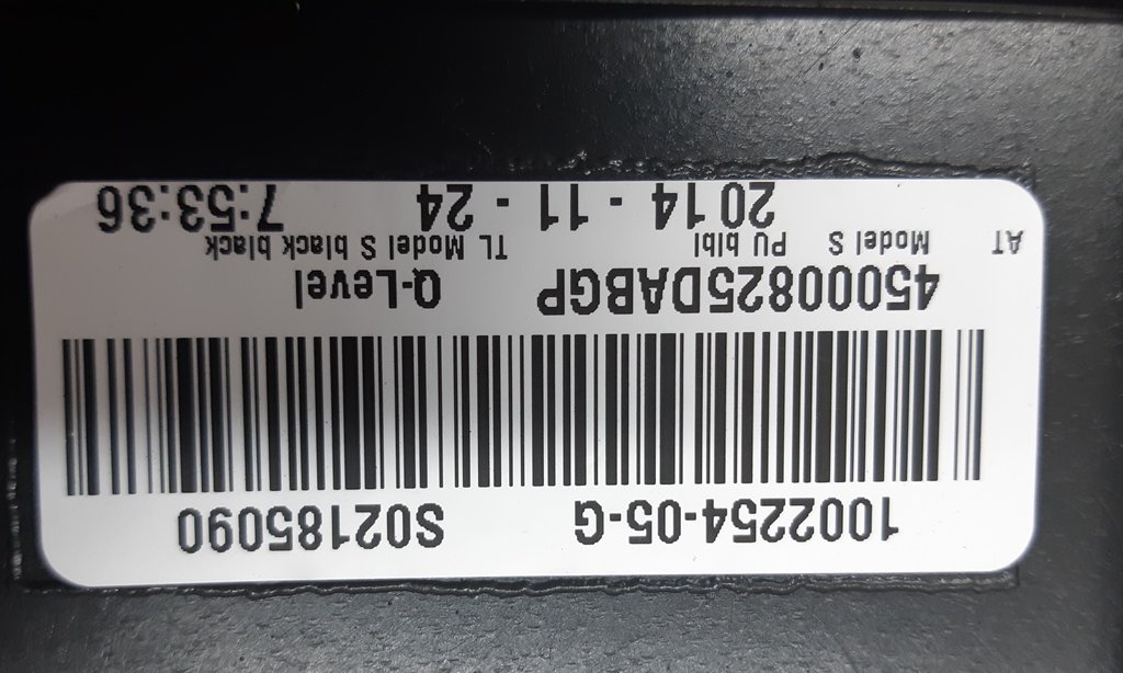 8 1002254-05-G Torpedo Panel (pelle artificiale nera) PUR / PUR BLK per Tesla Model S. Un componente importante degli interni di un'auto dagli Stati Uniti d'America. Svolge sia una funzione decorativa che pratica. Il pannello centrale (siluro) del