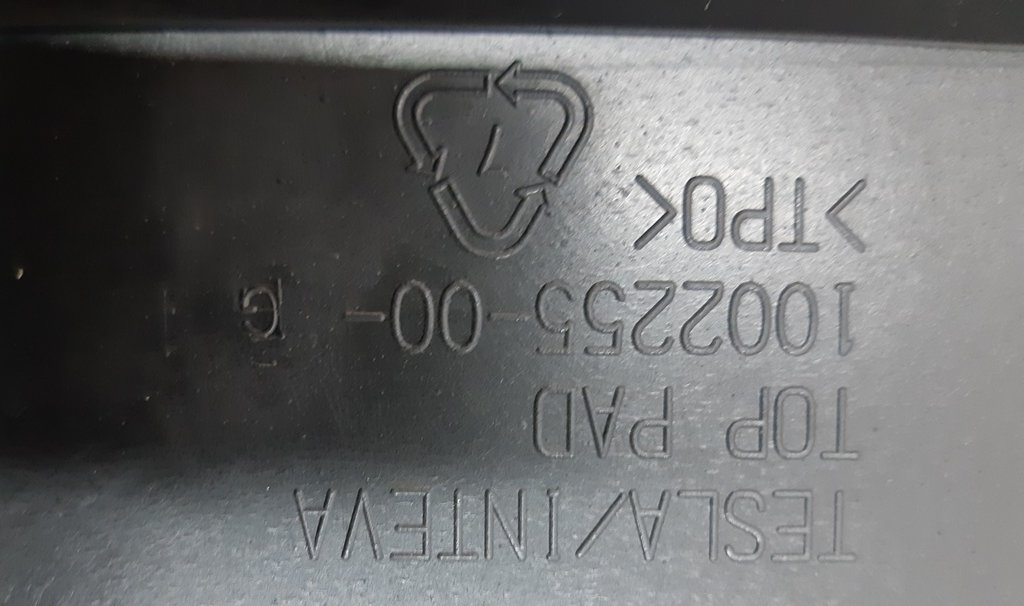8 1002254-05-G Torpedo Panel (pelle artificiale nera) PUR / PUR BLK per Tesla Model S. Un componente importante degli interni di un'auto dagli Stati Uniti d'America. Svolge sia una funzione decorativa che pratica. Il pannello centrale (siluro) del