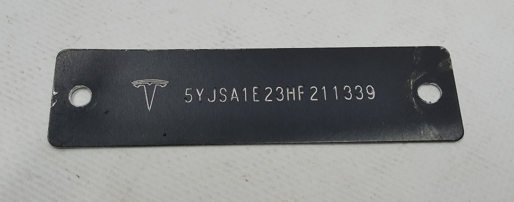 2 1006865-00-Cvフロントガラス下のVINコードプレートTeslaモデルSREST 75D 1006865-00-C