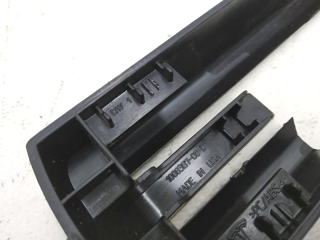1 Sitzschieberstopfen vorne links Tesla Model S, Model S REST 1031675-00-A