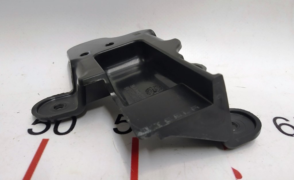 7 用于紧固左侧后内门把手的支架 Tesla model S, model S REST 1008413-00-C
