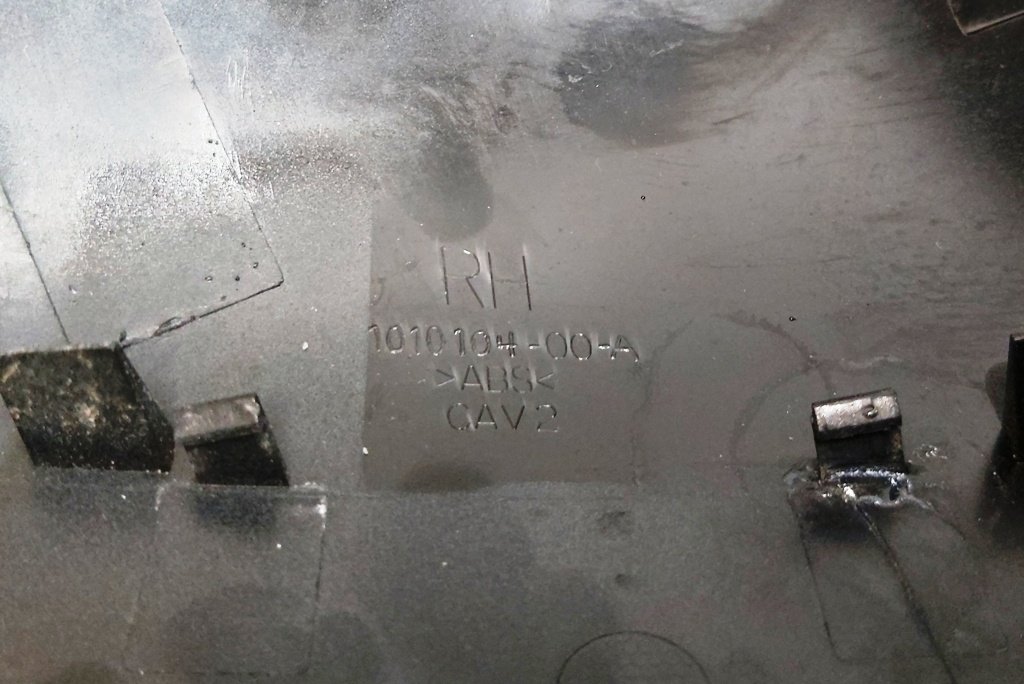 6 Osłona lusterka zewnętrznego górna prawa (łuska) PBSB uszkodzona Tesla model S, model S REST 1010104-00-A