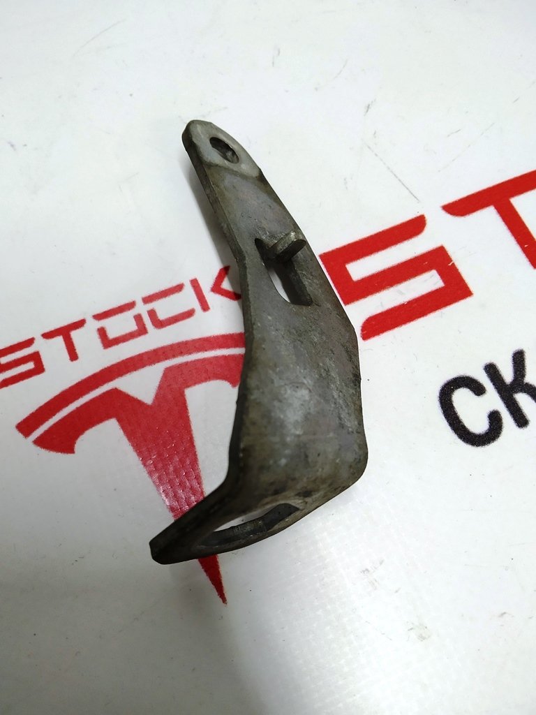8 Кронштейн крепления тормозного шланга заднего правого Tesla model S, REST 6006357-00-Z