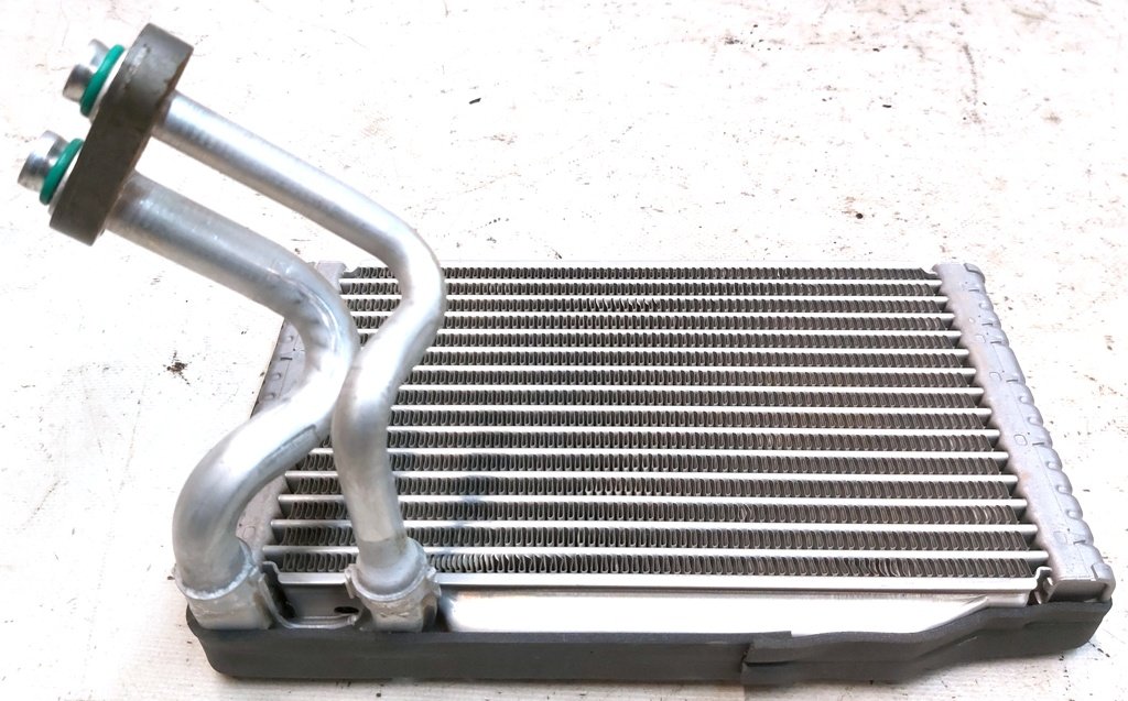 14 Radiador do aquecedor traseiro Tesla Model X 1023883-00-J
