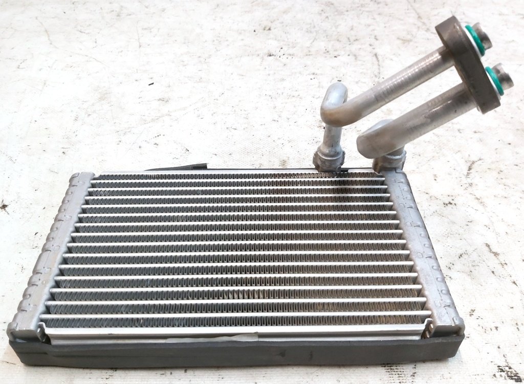 14 Radiador do aquecedor traseiro Tesla Model X 1023883-00-J