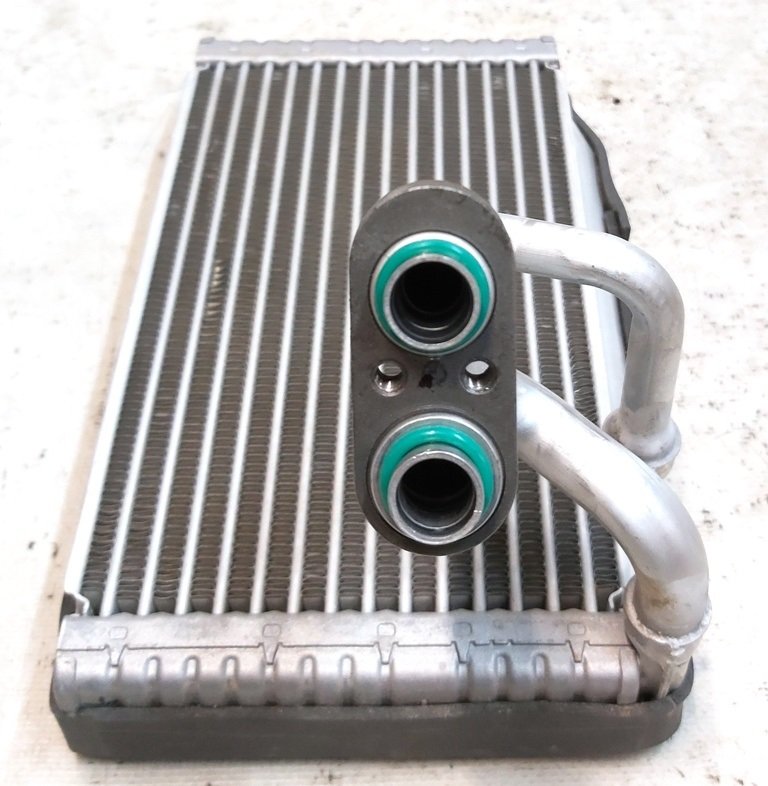 14 Radiador do aquecedor traseiro Tesla Model X 1023883-00-J