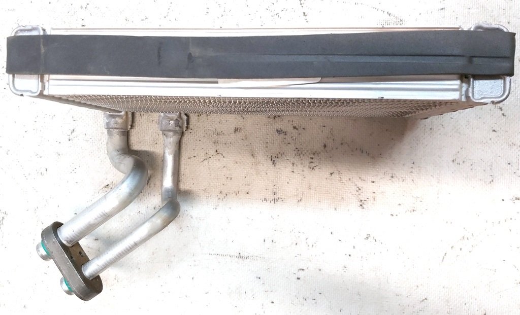 14 Radiador do aquecedor traseiro Tesla Model X 1023883-00-J