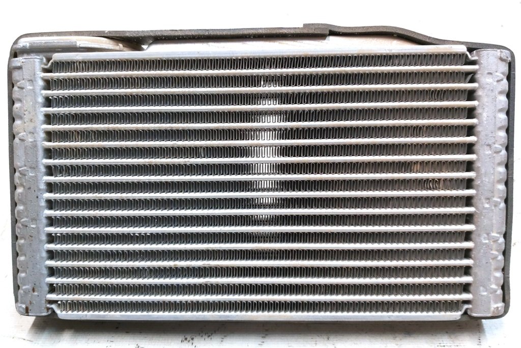 14 Radiador do aquecedor traseiro Tesla Model X 1023883-00-J