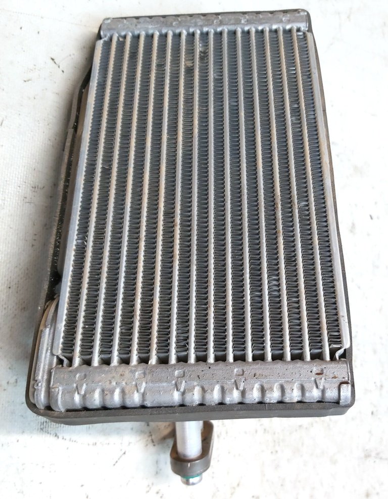 14 Radiador do aquecedor traseiro Tesla Model X 1023883-00-J