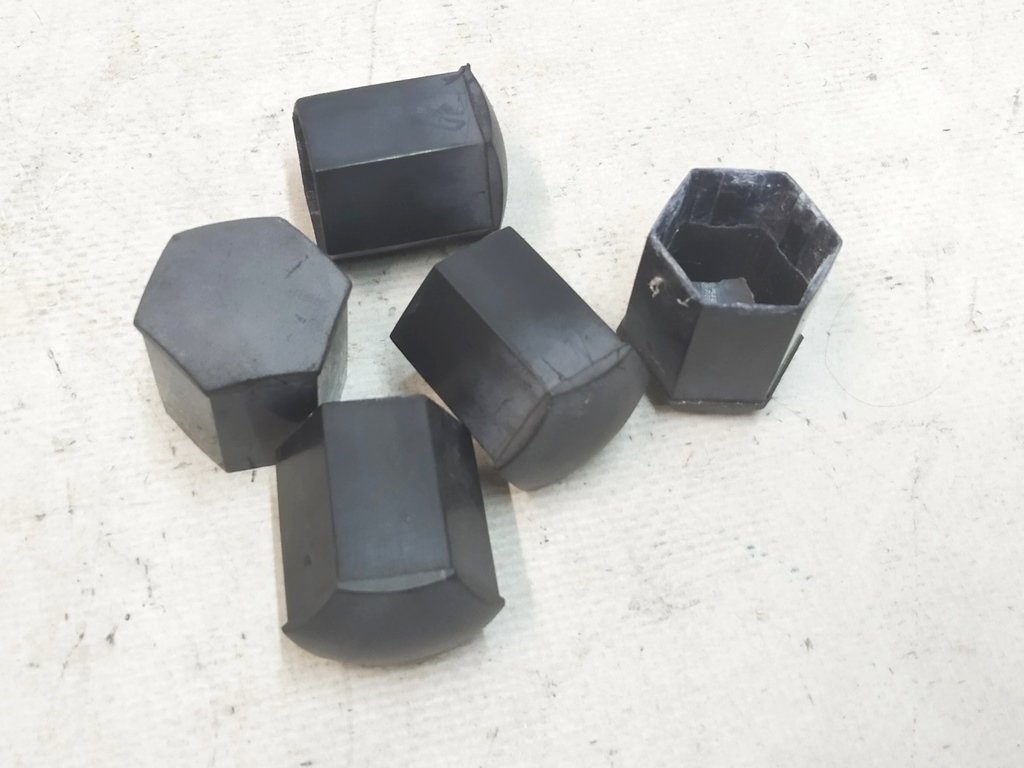 9 Nakrętka koła czarna plastikowa d21 Tesla Model S, Model S REST, Model X 1027010-00-B